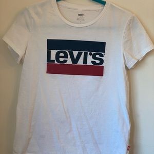 Levi’s logo tee
